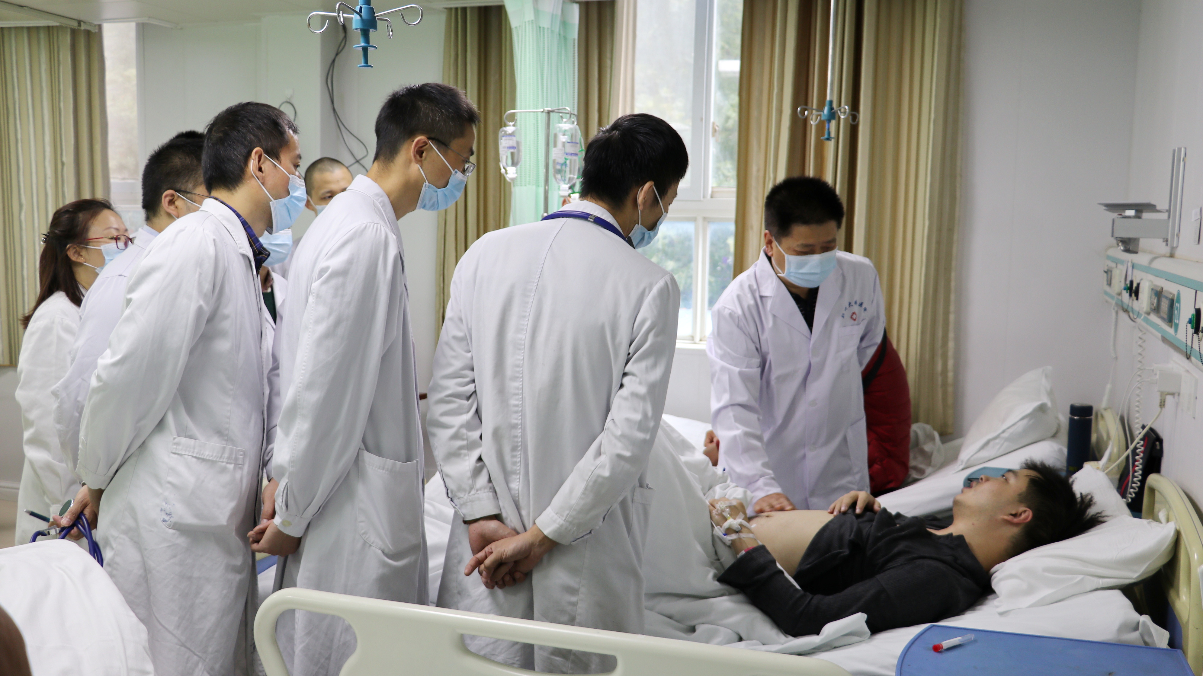 交班会结束后,在孙保锋陪同下,罗建平教授根据交班情况,先后来到医生